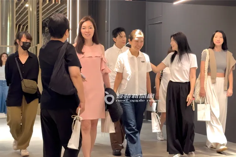 曾馨瑩、Summer、蕭敬騰與黃嘉千在會場外交流。特勤中心攝