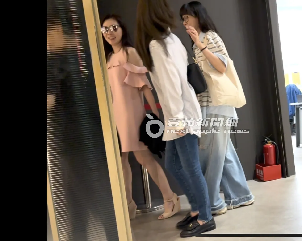 郭台铭夫人曾馨莹(左)与林心如(中)一同走进追思会现场。特勤中心摄