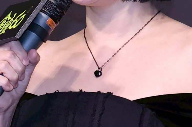 大S的一部分在這個項鍊裡，小S想念姊姊的時候會戴著。攝影中心攝