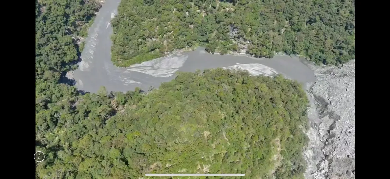 回水区域水位明显下降,可见河道上沙洲地形,呈现逐渐回复原有河道型态。林保署台东分署提供