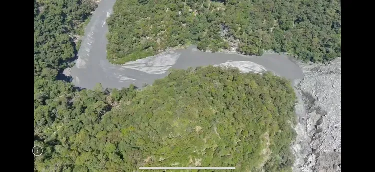 迴水區域水位明顯下降，可見河道上沙洲地形，呈現逐漸回復原有河道型態。林保署台東分署提供