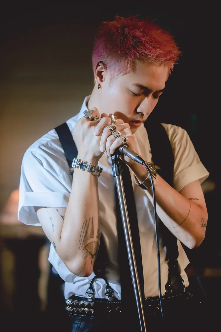 周湯豪新專輯《LOVE RAGE HOPE》在旋律與氛圍上比以往更顯黑暗。環球音樂提供