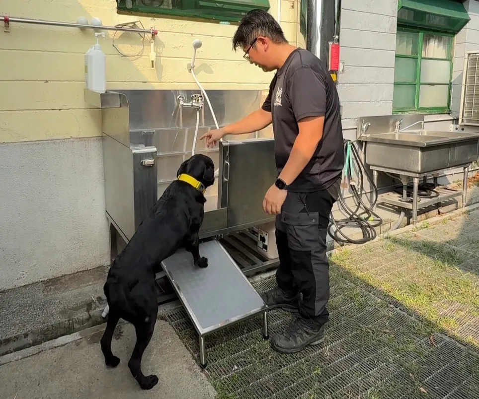 物资包含犬用洗澡槽,让搜救犬有专用且良好的的洗澡环境。光田医院提供