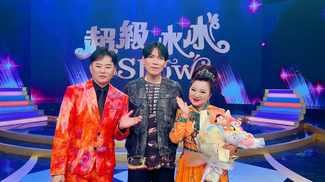 杨宗纬(中)与白冰冰(右)、阳帆开心合照。长兴影视提供