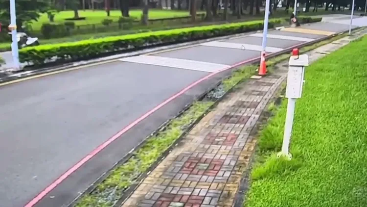 10月1日下午4點多，屏科大孟祥體育館前學府路，18歲邱姓男大生騎機車自撞分隔島。翻攝畫面