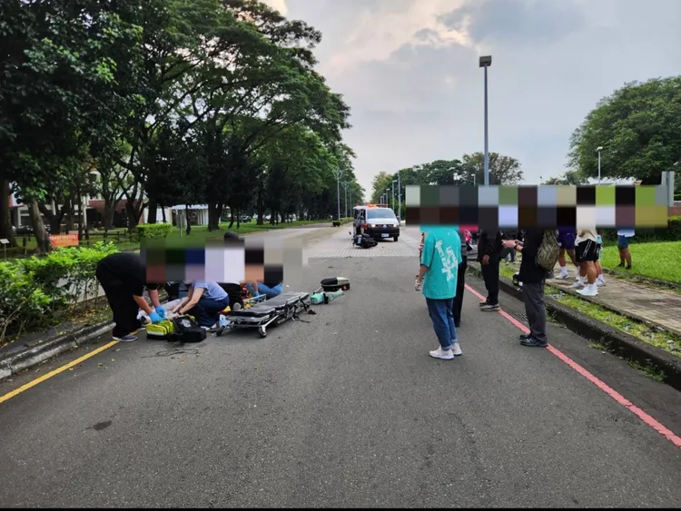 10月1日下午4點多，屏科大孟祥體育館前學府路，18歲邱姓男大生騎機車自撞分隔島。翻攝畫面