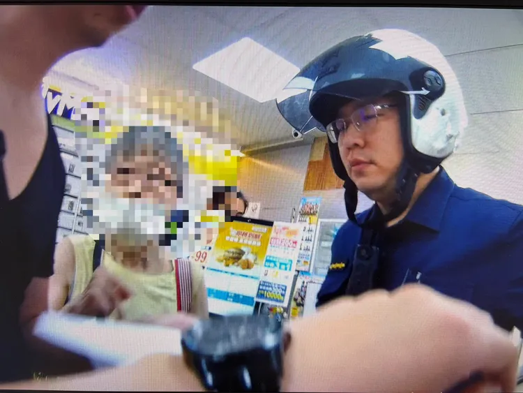 73歲的曾姓婦人日前才在北捷因讓座問題與男子起衝突，未料今上午又在北市大同區超商有糾紛，經警方到場發現其竊盜通緝身分帶回警所。警方提供