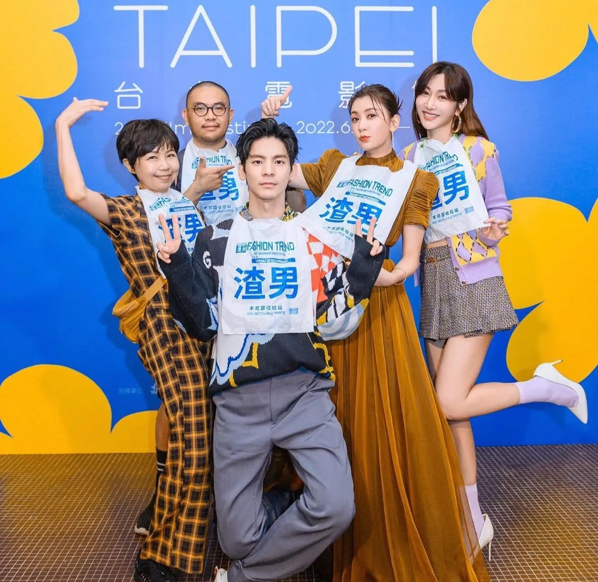 已故导演陈慧翎(左)是曾莞婷(后右)演艺路上的贵人,照片是3年前《妈,别闹了!》演员们一起到台北电影节宣传。翻摄自曾莞婷IG