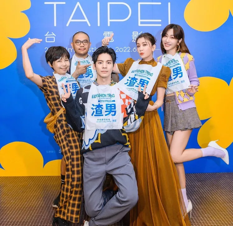 已故導演陳慧翎（左）是曾莞婷（後右）演藝路上的貴人，照片是3年前《媽，別鬧了！》演員們一起到台北電影節宣傳。翻攝自曾莞婷IG