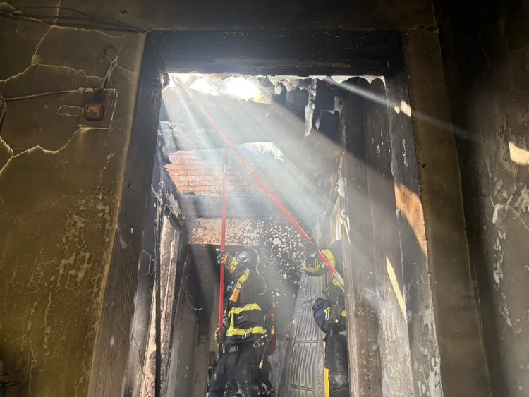 警消入屋搜尋後在臥室內發現一名明顯死亡的男子。翻攝照片