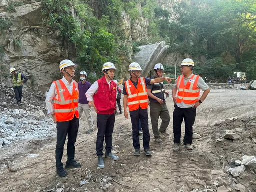 燕子口「堰塞湖」溢流警戒!机具已集结现场 公路局曝最新状况