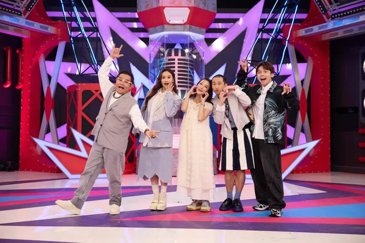 許效舜（左起）、吳姍儒、楊繡惠、浩子、黃豪平等錄影。公視台語台提供