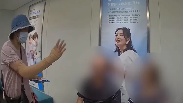 一旁熱心民眾也加入勸說。警方提供