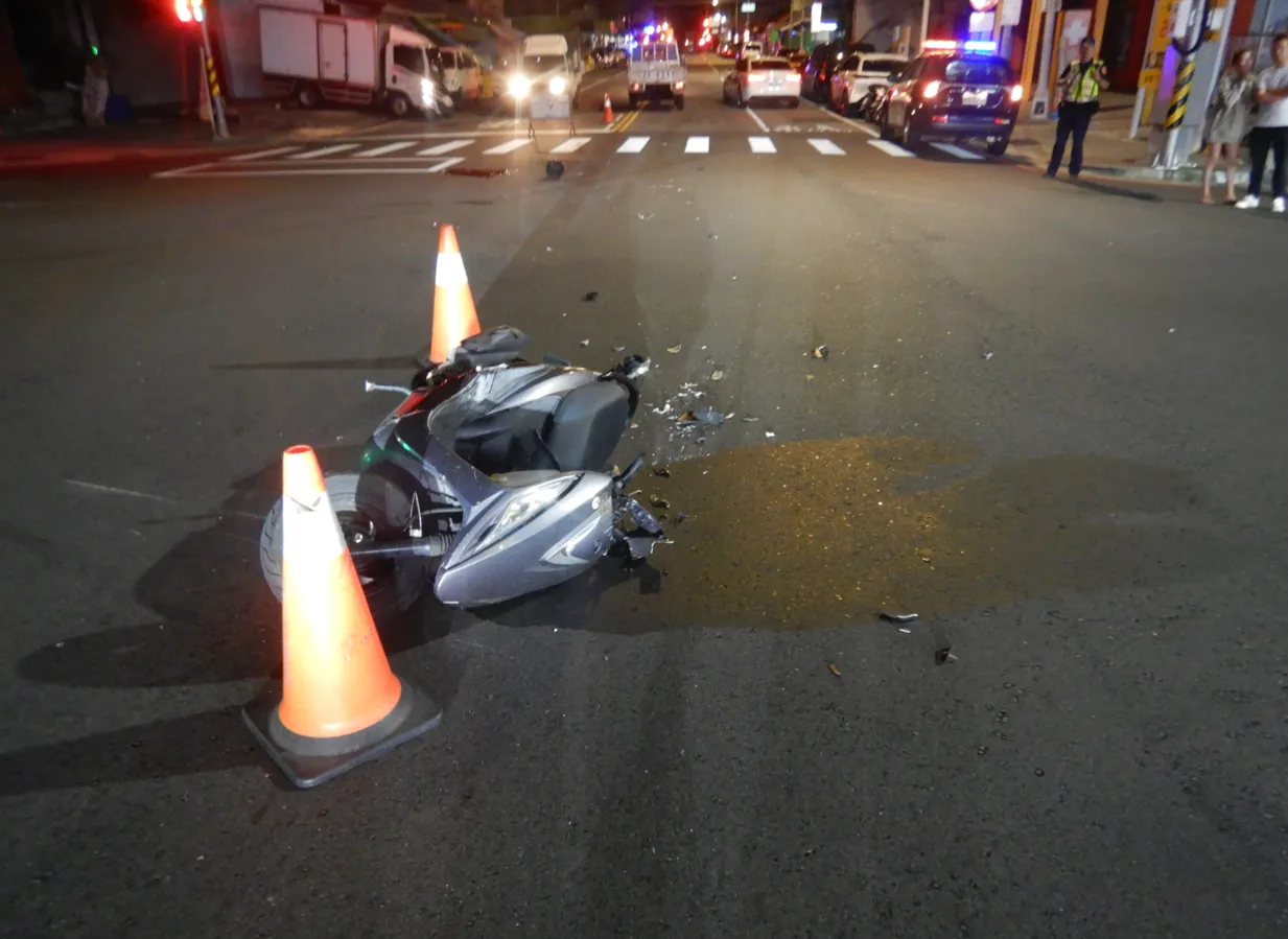 死者邱姓骑士的机车。民众提供