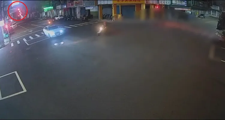 奥迪轿车行经路口时闯红灯,撞飞机车,造成46岁机车骑士惨死。民众提供