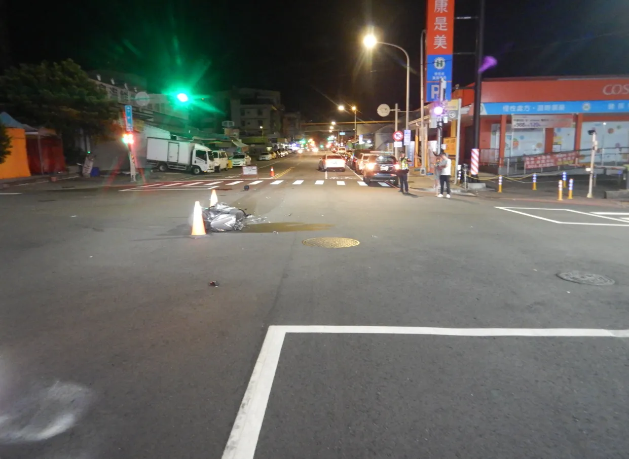 事故发生在台中市东区十甲路、十甲东路口。民众提供