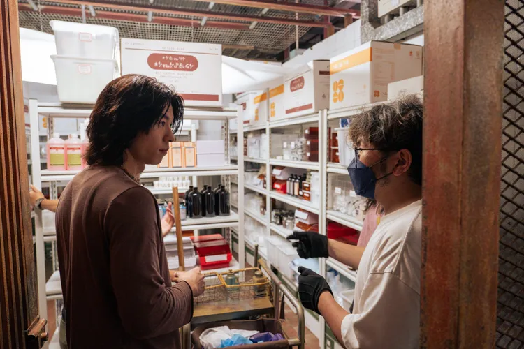 許光漢與導演龔兆平討論劇本。甲上提供