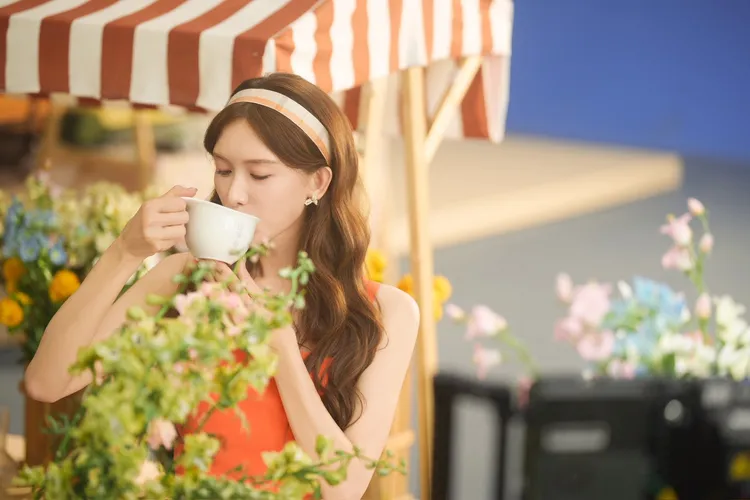 林志玲在廣告中造型多變，青春洋溢。田原香滴雞精提供