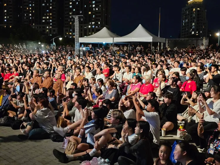 永和星光派吸引數千人擠爆仁愛公園，還能免費吃柚子與月餅。公所提供
