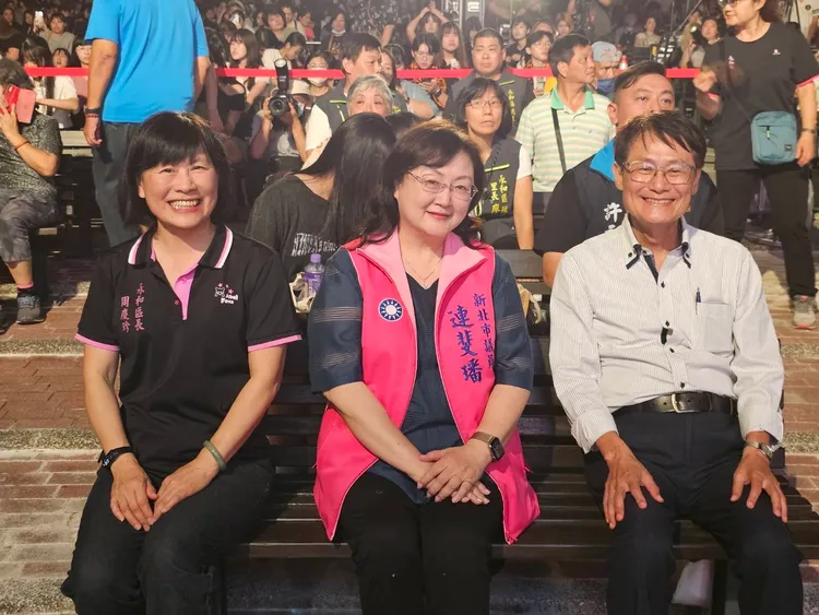 副市長陳純淨(右一)代表是市長侯友宜出席，在區長周慶珍(左一)陪同下，與年輕人一起提前歡渡中秋夜。公所提供