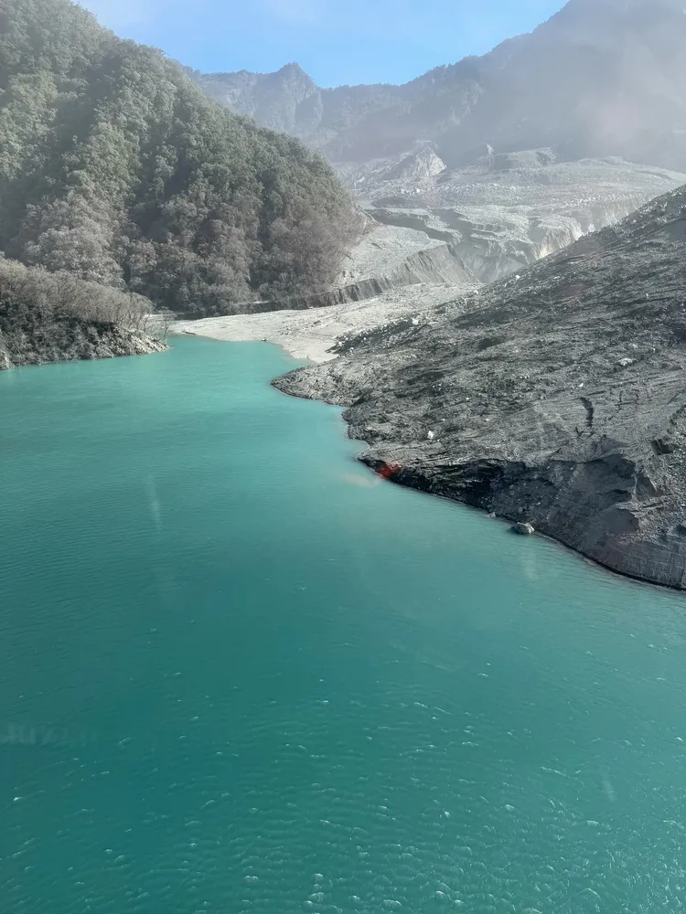 林保署持續監控觀測馬太鞍溪上游堰塞湖水位。林保署花蓮分署提供