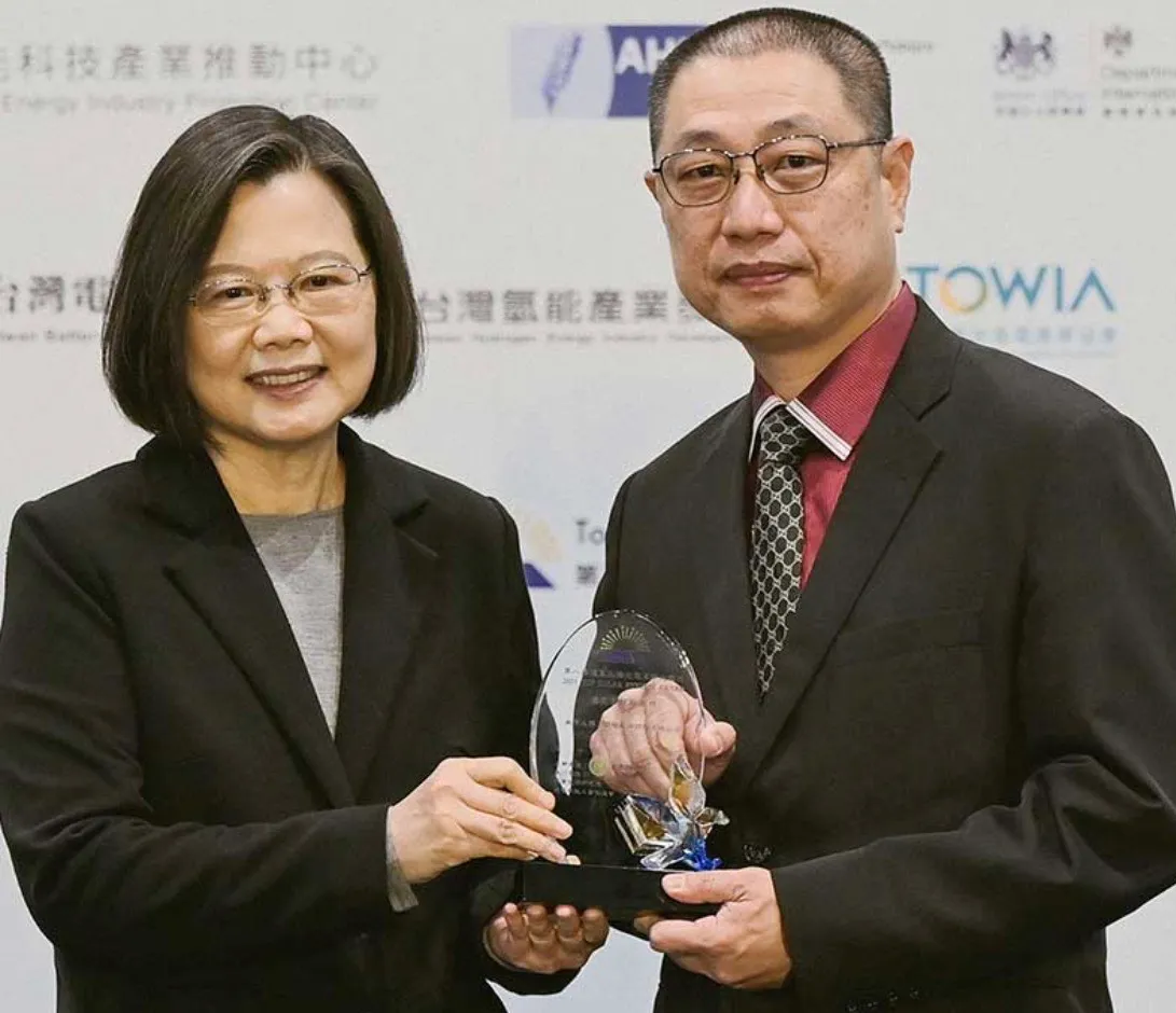 开阳能源董座蔡宗融(右)与三地集团合作开发光电案场,传出涉弊今晨遭声押。取自公司网站