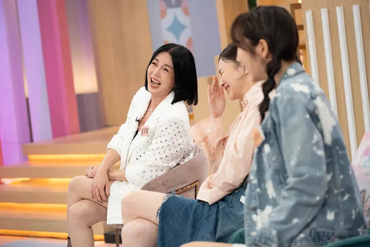 苗可麗（左一）狠嗆派翠克，大家笑翻。東森綜合台提供