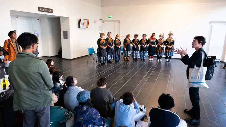 東語台灣學研究負責人劉展岳（右1）為讓觀眾理解「古謠是生活、而非娛樂他人的表演」，刻意請部落婦女選擇先以日常衣著現身，待說明後再入內更換傳統服飾。慎重態度令現場動容。 中央社