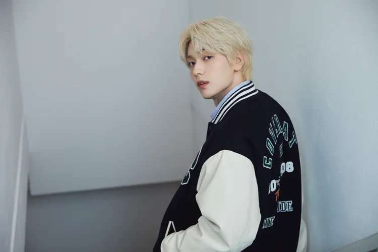 品牌代言人TXT秀彬身著COVERNAT經典棒球外套。品牌提供