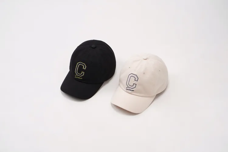 COVERNAT臺灣限定霓虹燈LOGO帽子，各1190元。品牌提供