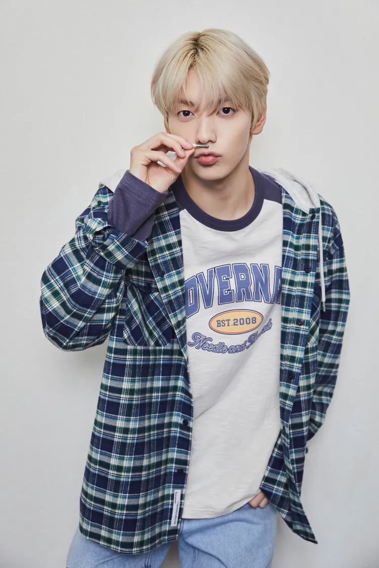 品牌代言人TXT秀彬身著COVERNAT格子外套搭配LOGO T。品牌提供