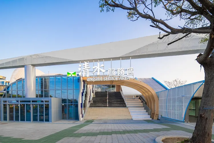 全新改裝的清水服務區以「清水風帆馳乘飛翔」為主題意象。統一超商提供