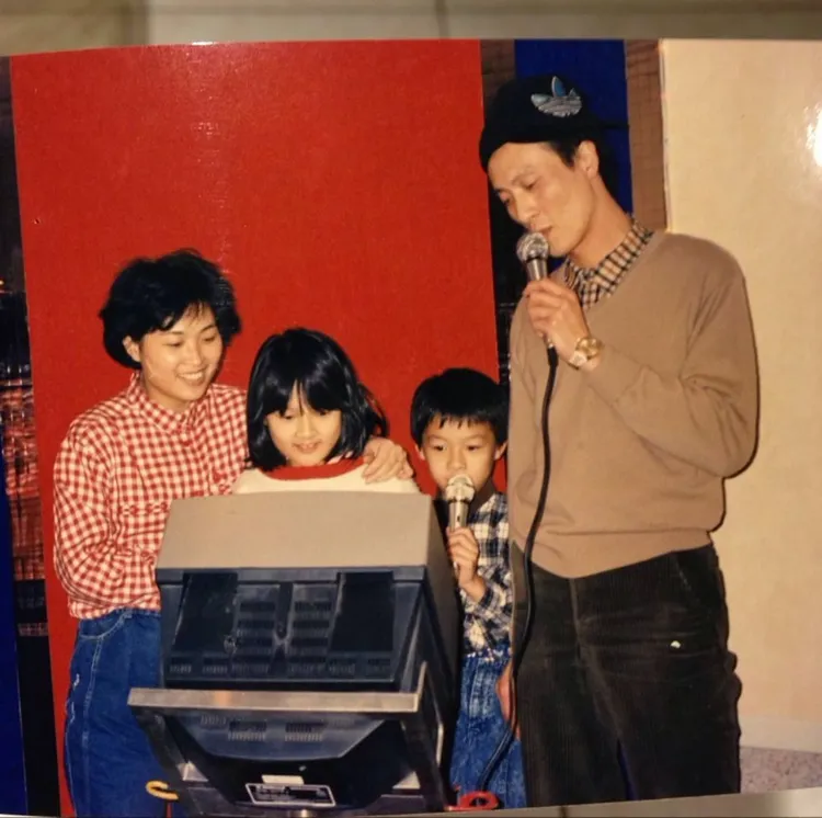 楊祐寧分享兒時與姐姐、父母開心唱歌的照片。翻攝自楊祐寧IG