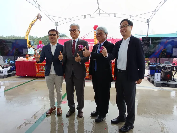 新光合纖今舉行「新光 InnovHUB 開工動土典禮暨無人機青創基地啟用儀式」。新纖董事長吳東昇今表示,InnovHUB 將以無人載具為核心,進一步擴展至人工AI、機器人、生醫科技等多元領域。許麗珍攝