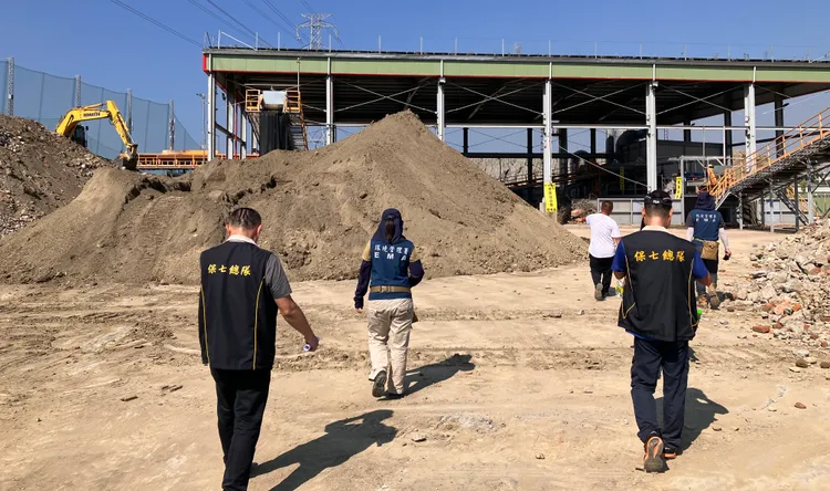 檢方至土資場執行搜索。橋檢提供