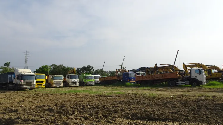 扣案之重型開挖機具怪手及重型曳引砂石車。橋檢提供