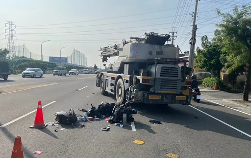 大型吊車起步車未禮讓直行機車!騎士被撞斷腿 機車零件碎滿地