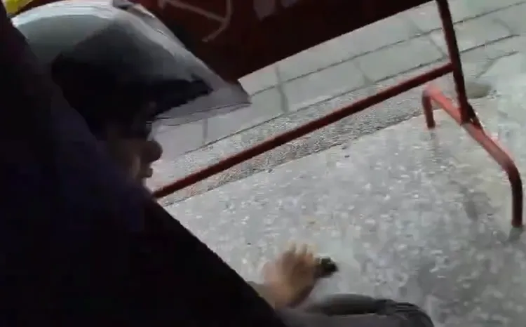 警方(左一)將廖嫌緊緊壓制在地。翻攝畫面