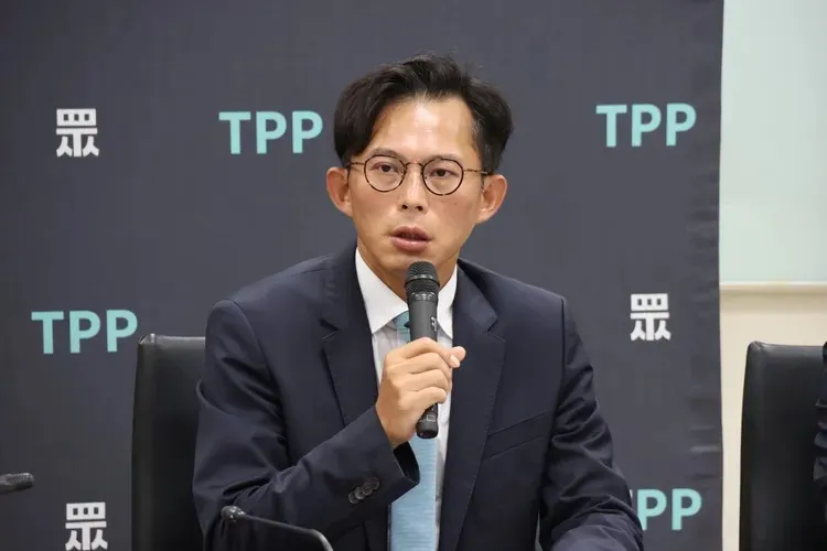 民眾黨主席黃國昌身陷「養狗仔跟監政敵」爭議。莊宗達攝