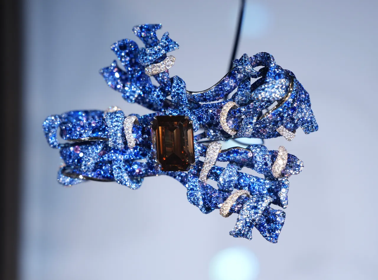 2025 Black Label Masterpiece V大师系列编织胸针,主石25克拉祖母绿切割深彩橘棕钻,配石白钻、 蓝宝石、紫色蓝宝石、紫色石榴石,共6755颗宝石、总重107.93克拉。彭欣伟摄