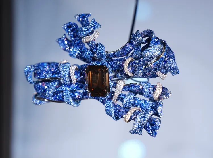 2025 Black Label Masterpiece V大師系列編織胸針，主石25克拉祖母綠切割深彩橘棕鑽，配石白鑽、 藍寶石、紫色藍寶石、紫色石榴石，共6755顆寶石、總重107.93克拉。彭欣偉攝