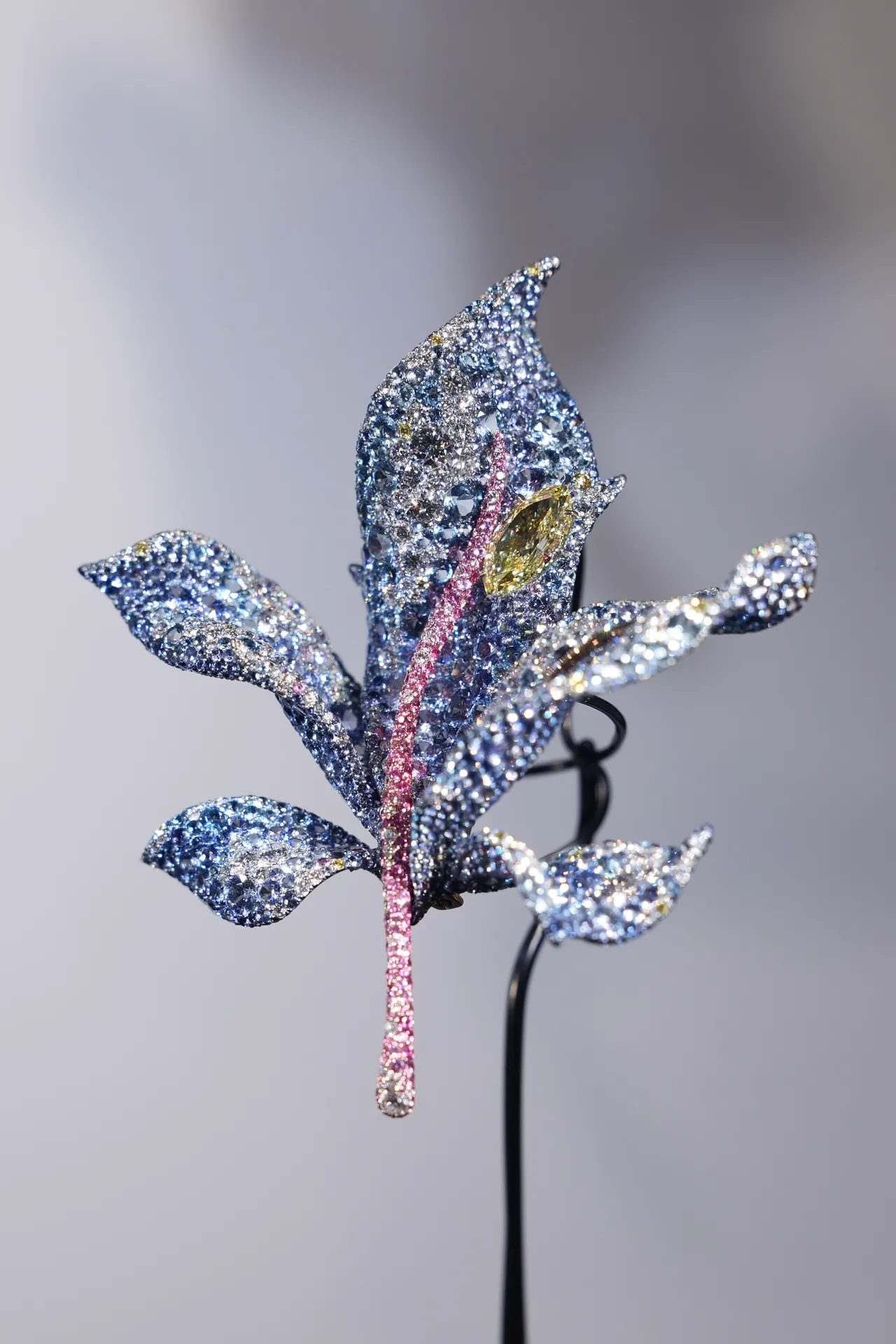 四季系列枫叶胸针,主石3克拉马眼型浓彩黄钻,配石白钻、黄钻、蓝宝石、海蓝宝石、粉色蓝宝石,材质钛金属、18K黄金,共2449颗宝石 、总重53.26克拉。彭欣伟摄