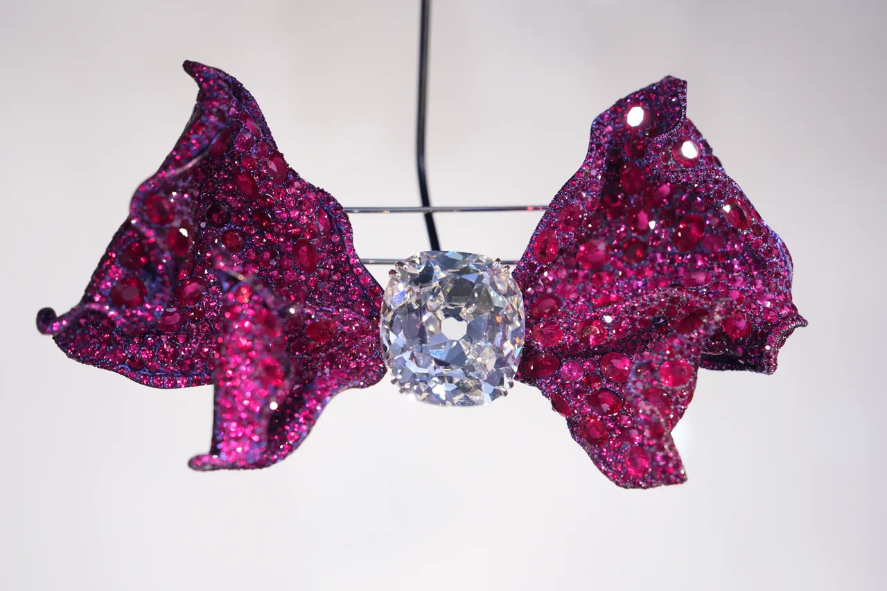 Cindy Chao蝴蝶结胸针作品。彭欣伟摄