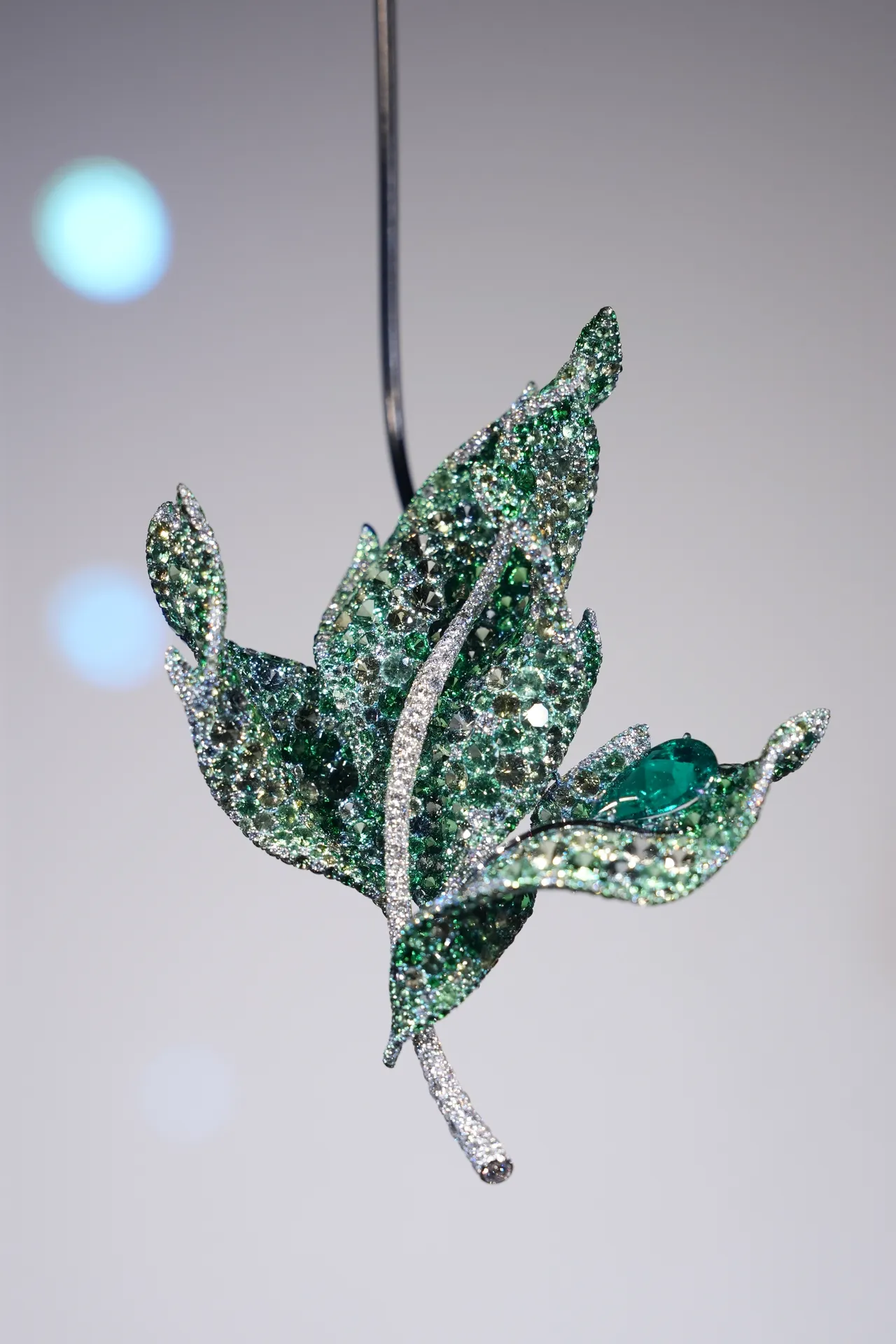 四季系列枫叶胸针,主石3克拉梨形哥伦比亚组母绿,配石白钻,材质钛金属、18K白金,共2456颗宝石,总重47.04克拉。彭欣伟摄