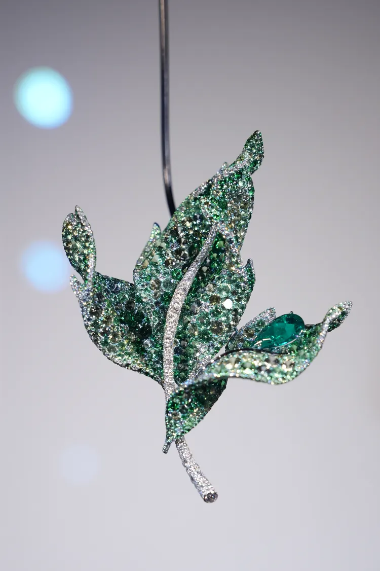 四季系列楓葉胸針，主石3克拉梨形哥倫比亞組母綠，配石白鑽，材質鈦金屬、18K白金，共2456顆寶石，總重47.04克拉。彭欣偉攝