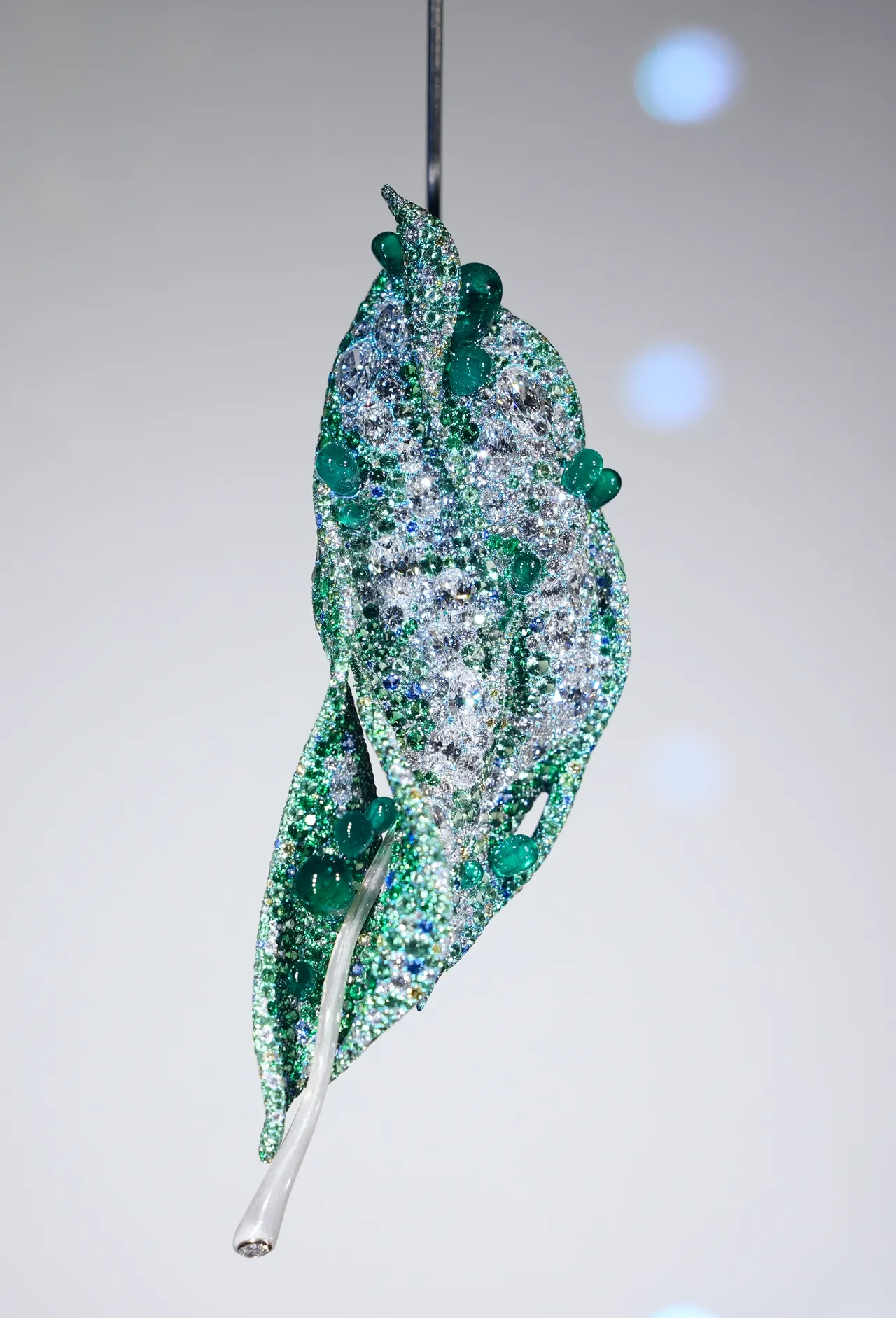 2025 Black Label Masterpiece II 大师系列落地生根胸针,用石白钻、祖母绿、黄钻、 沙弗莱石、偏灰绿色蓝宝石、 蓝宝石、翠榴石,材质钛金属、牛角、18K白金、18K黄金,共4040颗宝石、总重105.02克拉。彭欣伟摄