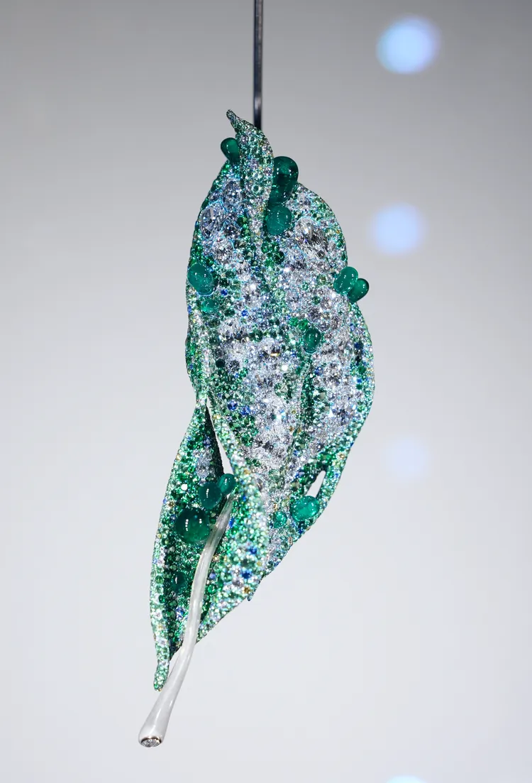 2025 Black Label Masterpiece II 大師系列落地生根胸針，用石白鑽、祖母綠、黃鑽、 沙弗萊石、偏灰綠色藍寶石、 藍寶石、翠榴石，材質鈦金屬、牛角、18K白金、18K黃金，共4040顆寶石、總重105.02克拉。彭欣偉攝