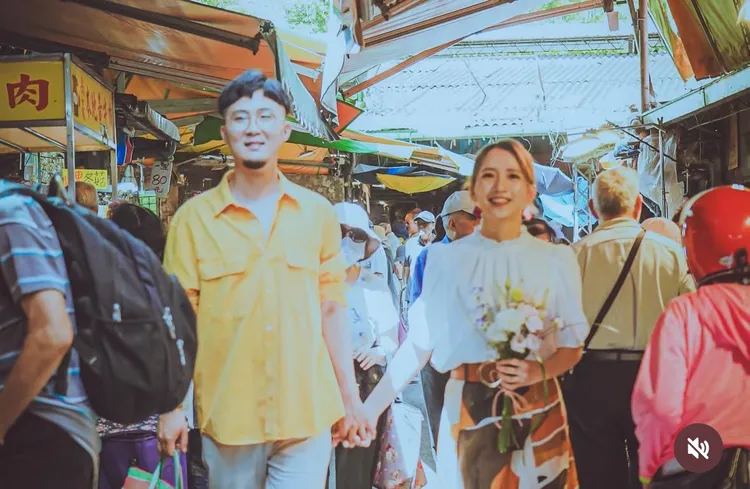 范宸菲（右）和老公在市場拍婚紗照。翻攝自范宸菲IG
