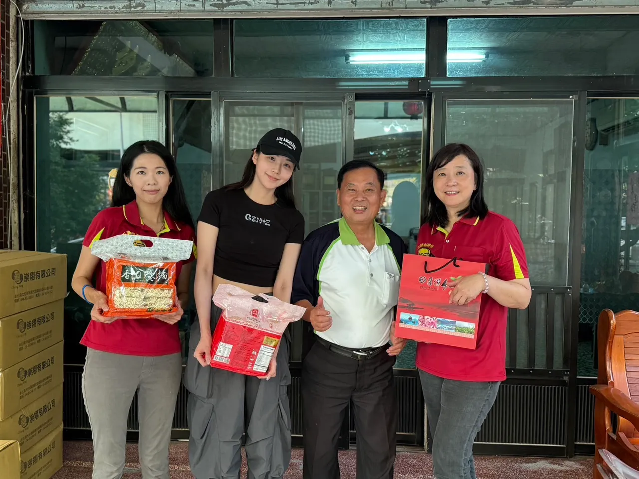 右1为该基金会顾问李譿心。财团法人台中市诚莲曲佩仁波切社会福利慈善基金会以慈善和善之精神,推广人饥己饥人溺己溺,互相帮助之祥和社会为宗旨,办理社会福利慈善事务为目的