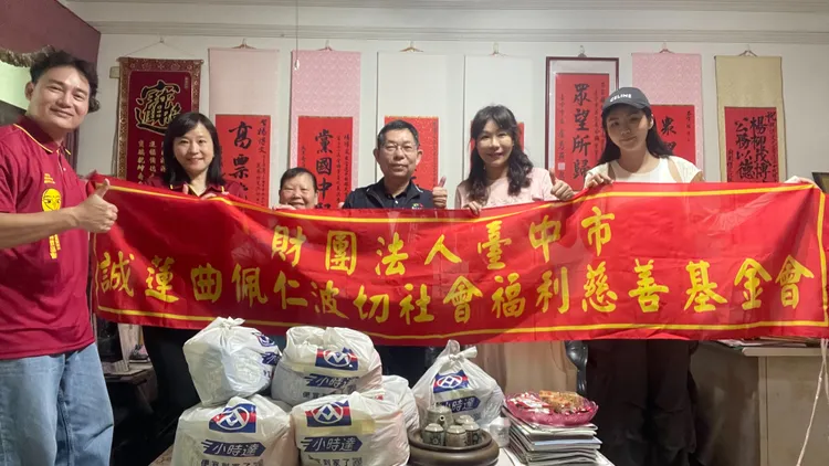 曾任五星饭店总经理转身做公益！她与诚莲曲佩仁波切基金会暖捐脚踏车、图书 助南投弱势学童